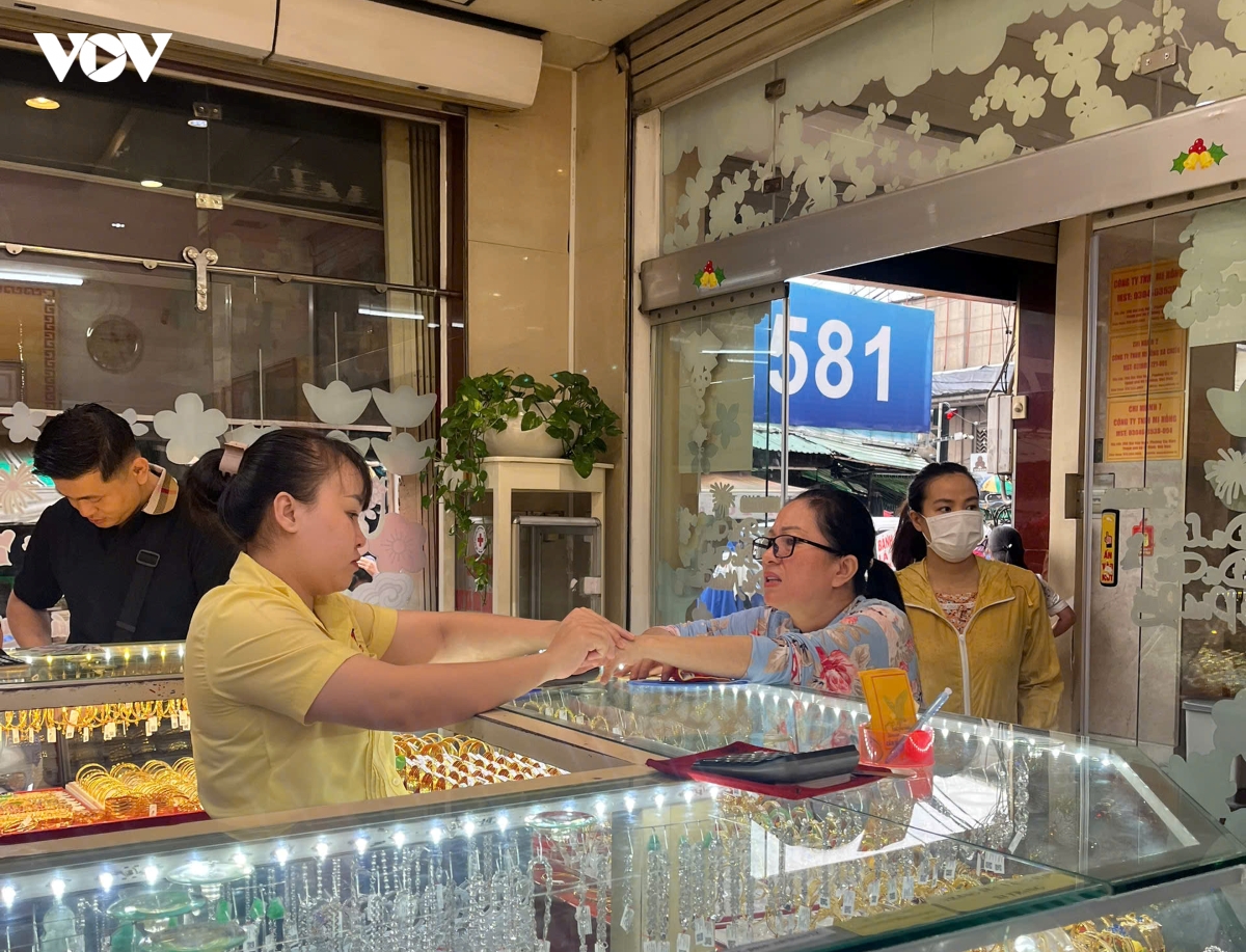 Giá vàng lập đỉnh, nhiều người dân ở TP.HCM xếp hàng mua vàng